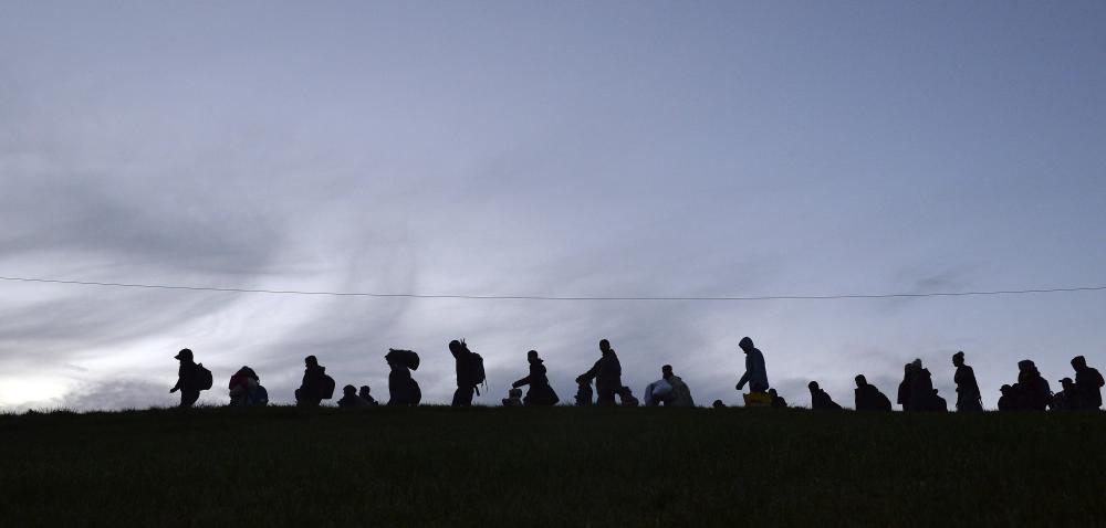 Groupe d'immigrants en 2015 sous un ciel bleu