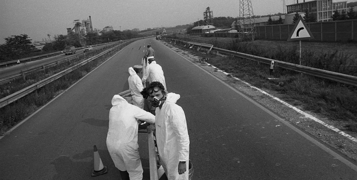 L'area della fabbrica ICMESA transennata dopo il disastro di Seveso, nel 1976