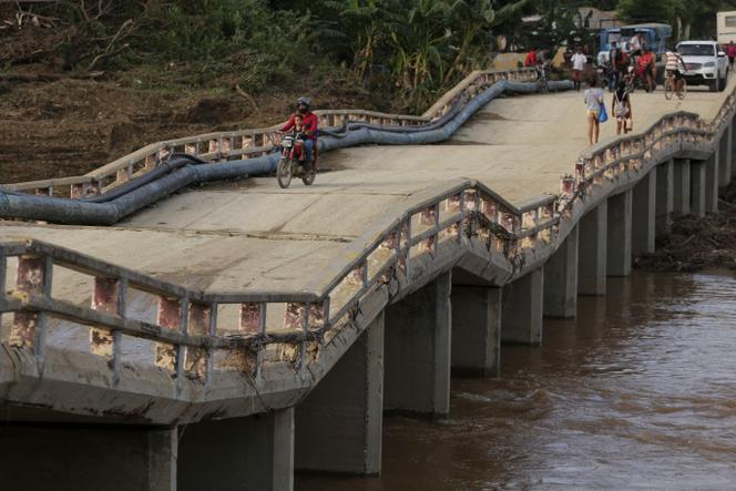 Un pont endommagé par le passage de l’ouragan Oscar, dans le village d’Imias, à Cuba, le 30 octobre 2024.