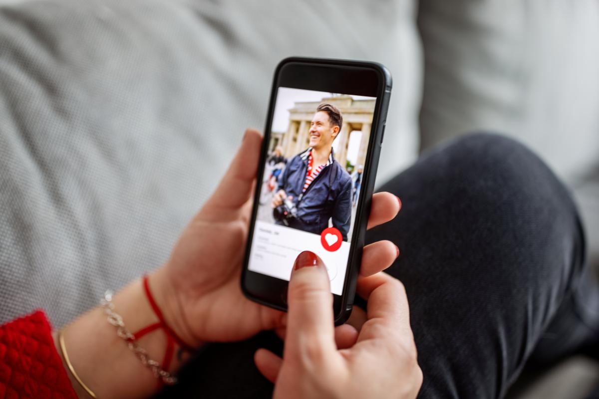 Femme utilisant une application de rencontre