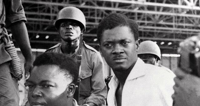 Décembre 1960, Patrice Lumumba (à droite), et Joseph Okito (à gauche), vice-président du Sénat, lors de leur arrestation à Léopoldville (aujourd'hui Kinshasa). ©AFP - STRINGER