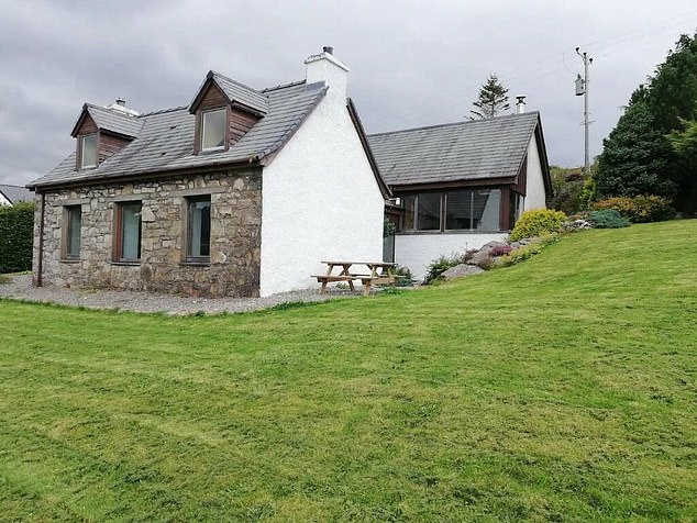 Propriété de trois chambres à Dunan