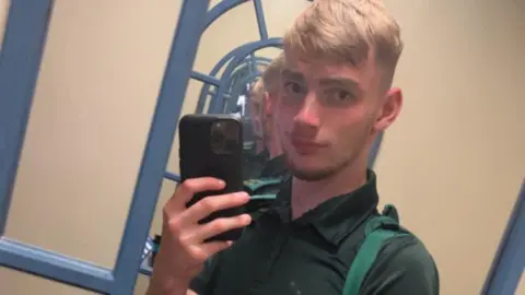 Jamie Kadolski pose pour un selfie dans un miroir.