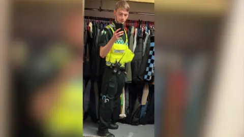 Jamie Kadolski en uniforme d'ambulancier.