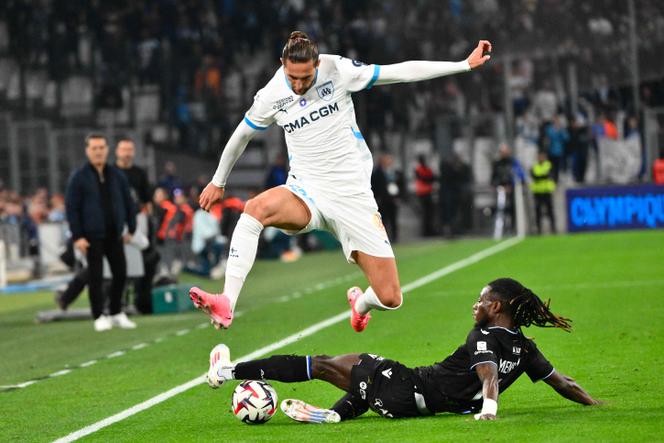 Le défenseur auxerrois Gideon Mensah tacle le milieu de terrain marseillais Adrien Rabiot, le 8 novembre 2024, au Stade-Vélodrome de Marseille.
