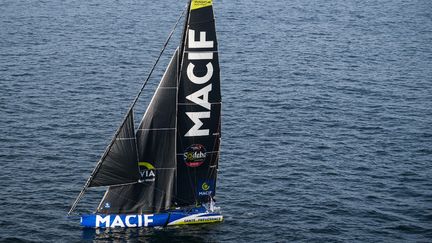 L'Imoca 'Macif' de Charlie Dalin lors du départ du Vendée Globe, le 10 novembre 2024. (LOIC VENANCE / AFP)