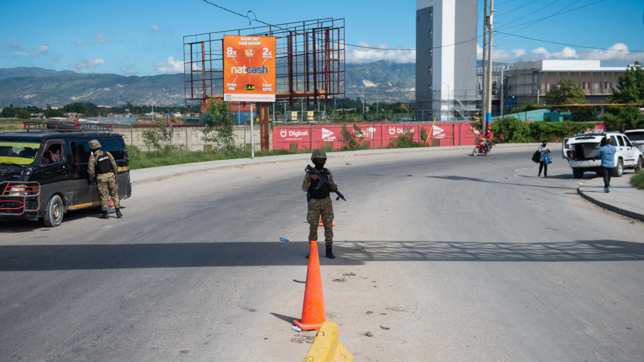 Des policiers déployés autour de l'aéroport Toussaint Louverture à Port-au-Prince, en Haïti, mardi 12 novembre 2024.