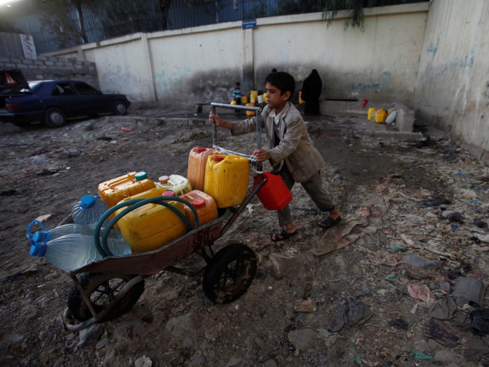Enfants au Yémen collectant de l'eau