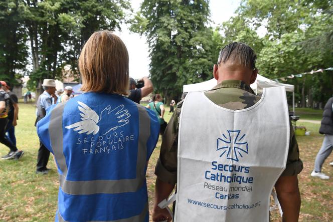 Pique-nique solidaire organisé par des associations, dont le Secours catholique, en Isère, en juillet 2023.