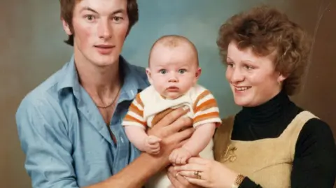 Luke Evans bébé avec ses parents
