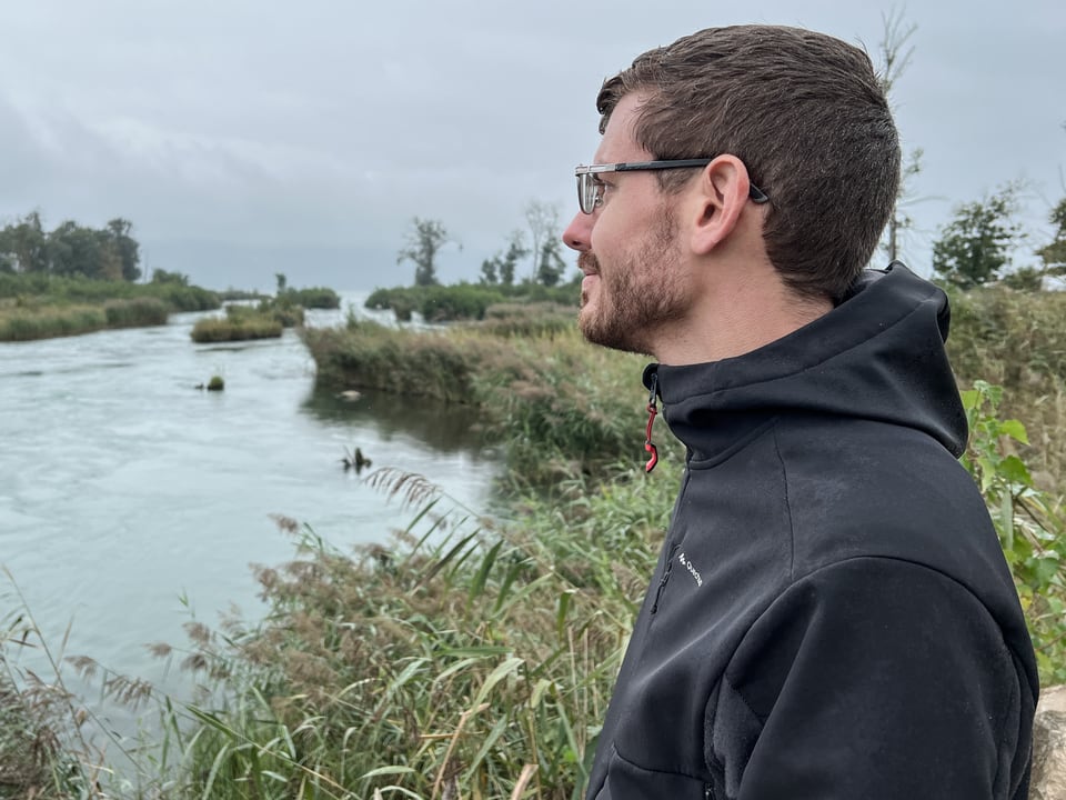 Un homme observe un paysage côtier sauvage