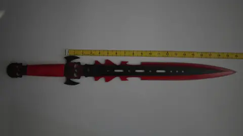Le plus grand couteau zombie avec une règle pour montrer l'échelle