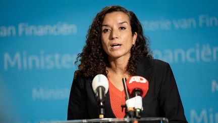 L'ex-secrétaire d'Etat aux Finances du gouvernement des Pays-Bas, Nora Achahbar, lors d'une conférence de presse.