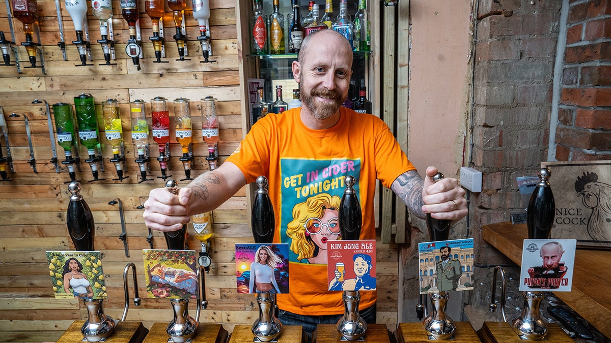 Homme posant avec ses bières controversées.