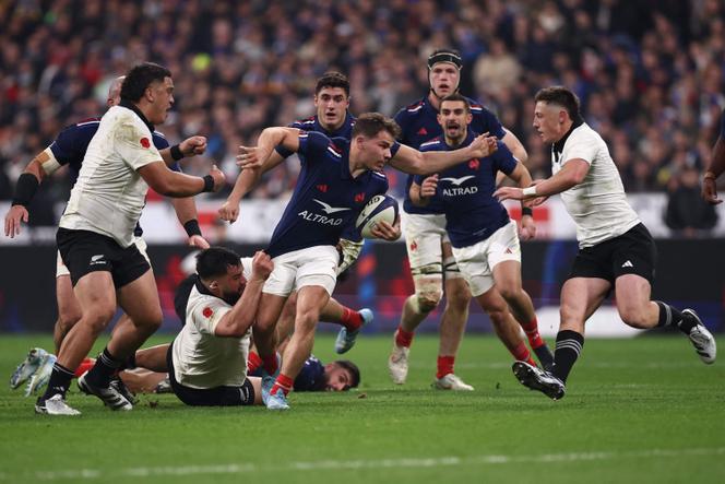 Le match a été accroché au propre comme au figuré, et les hommes d’Antoine Dupont ont dû se démener jusqu’au bout pour l’emporter face à la Nouvelle-Zélande (30-29). Au Stade de France, à Saint-Denis, le 16 novembre 2024.