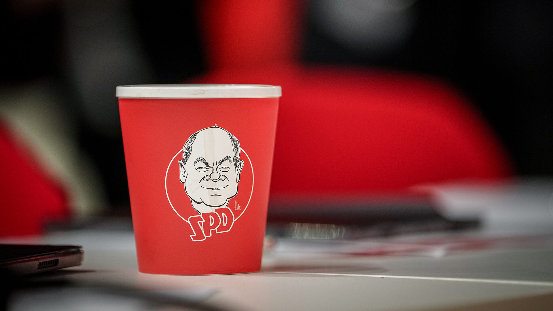 Un gobelet en carton avec une caricature du chancelier sur une table lors du congrès du SPD