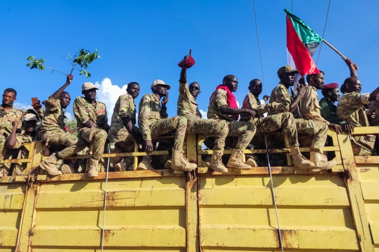 Un camion transportant des hommes armés affiliés à l'armée soudanaise dans la ville de Gedaref