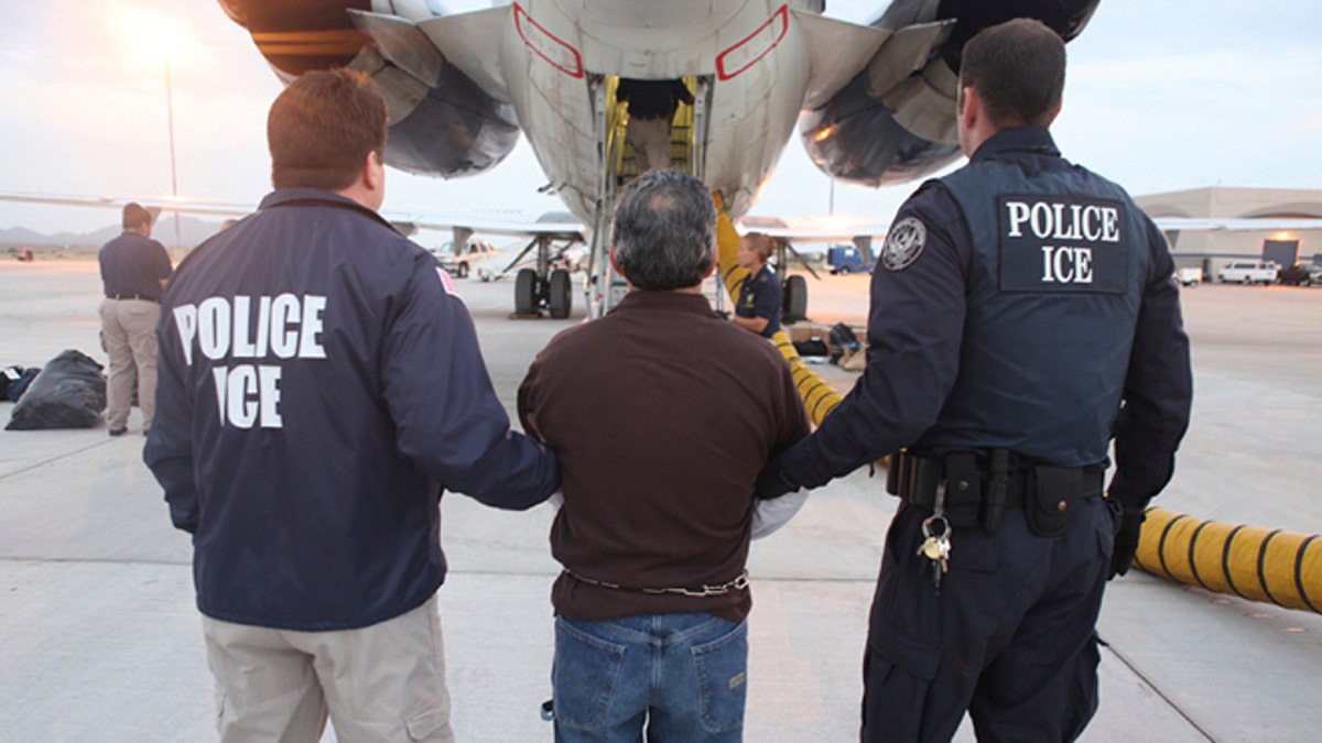 Agents de l'ICE lors d'une opération