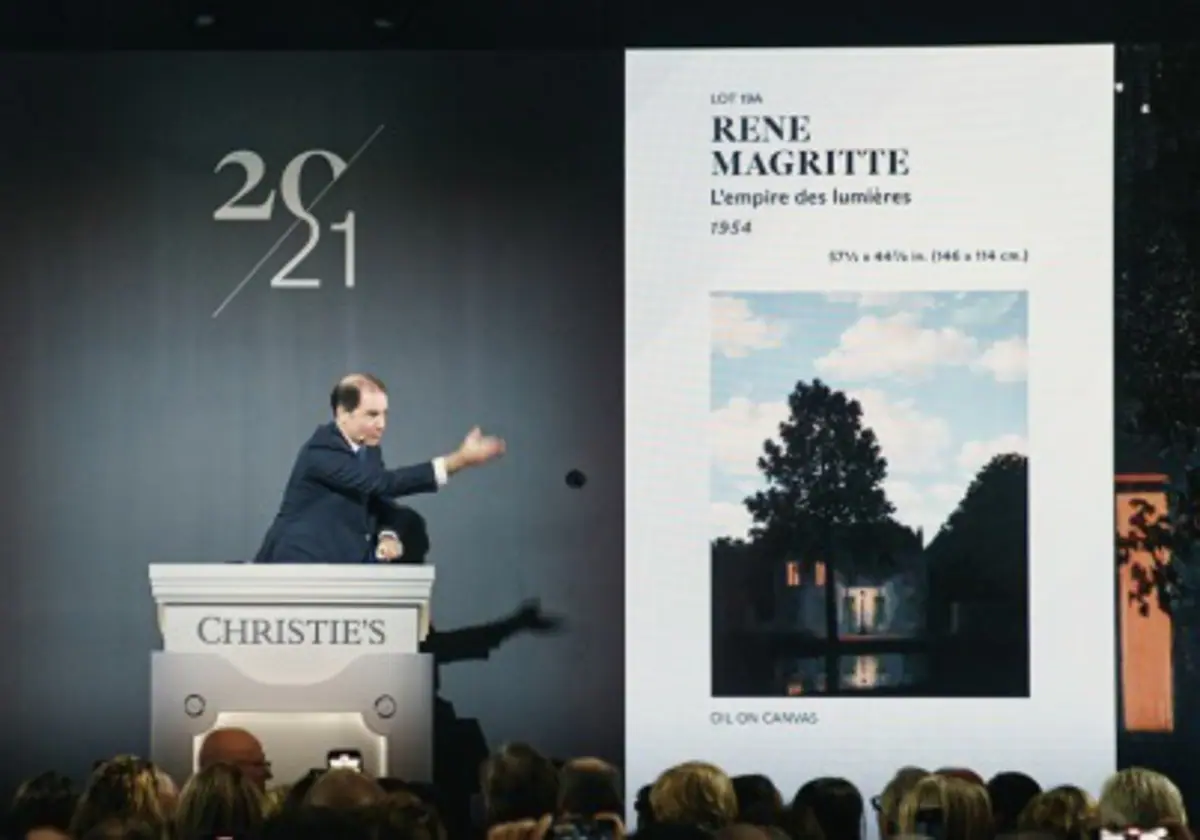Moment de la vente aux enchères de 'L'Empire des lumières' de Magritte chez Christie's à New York