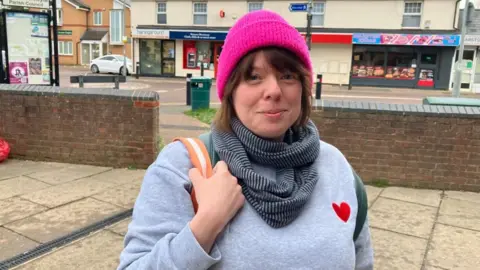 Joanne Ollier devant des magasins.