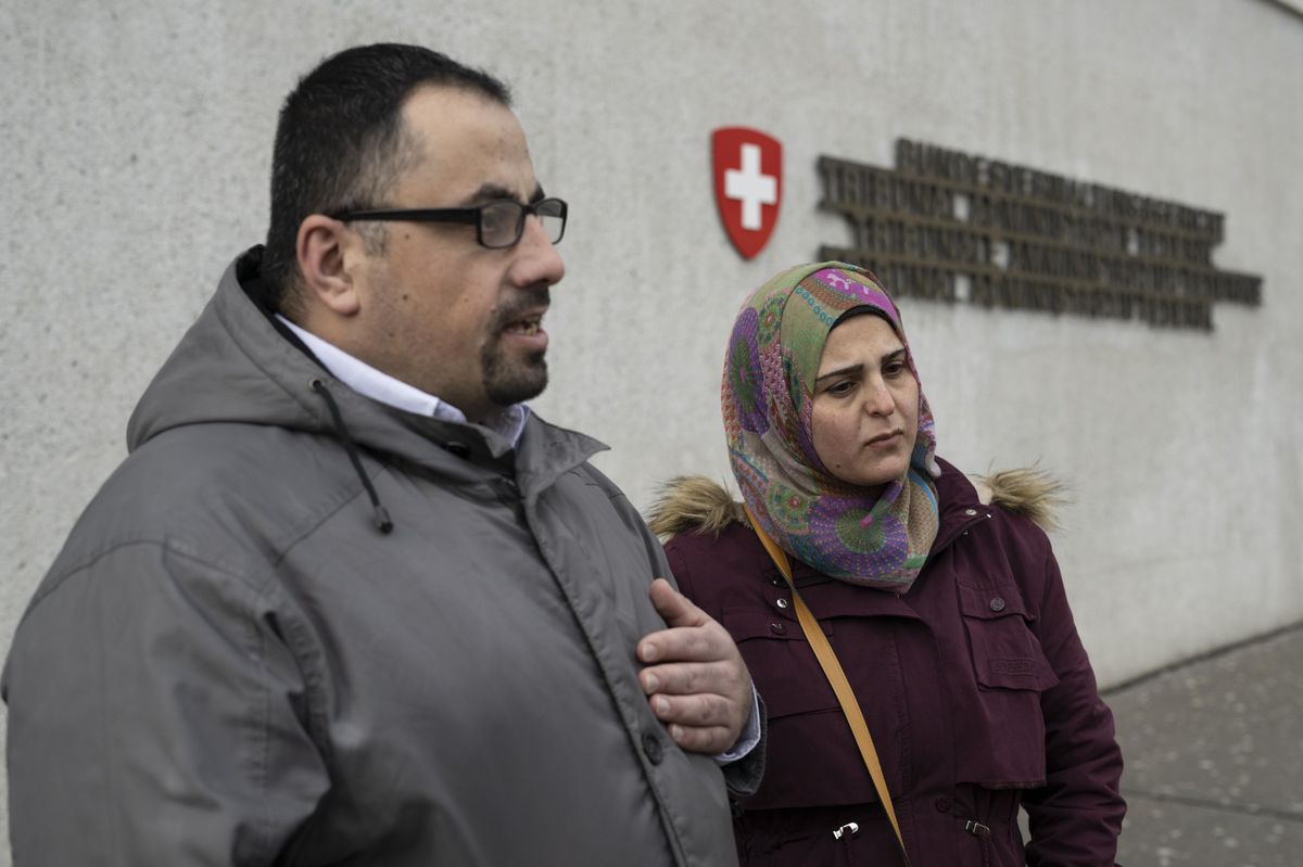Suha Jneid, droit, et Omar Jneid avant la séance de jugement concernant l'indemnisation et la compensation après la perte de leur enfant.