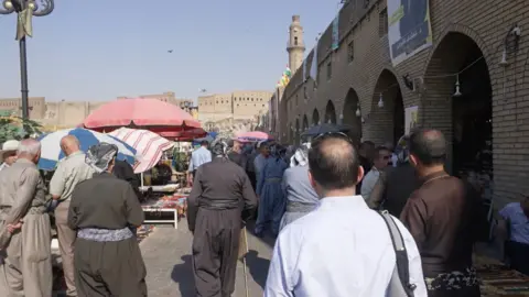 Un correspondant de la BBC dans un marché à Erbil, en Irak.