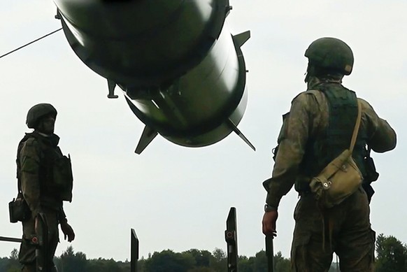 Soldats russes préparant un missile Iskander-M