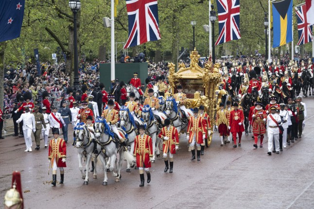 Le roi Charles III et la reine Camilla dans le Gold State Coach, rentrant à Buckingham Palace après la cérémonie de couronnement.