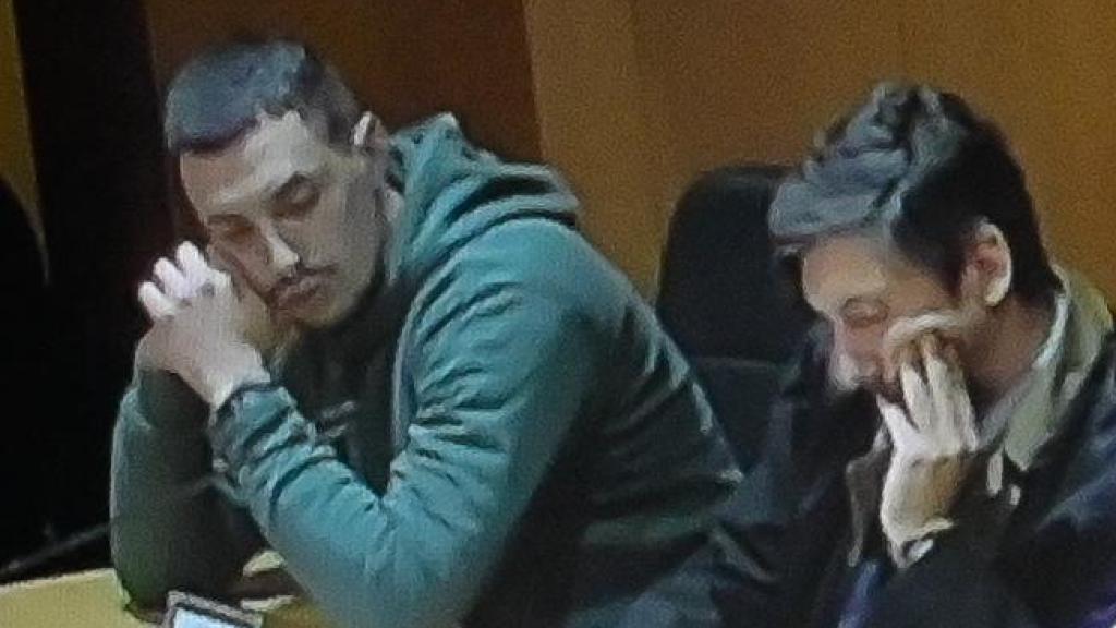Diego Montaña à l'audience où il a été déclaré coupable de l'assassinat de Samuel Luiz, aux côtés de son avocat.