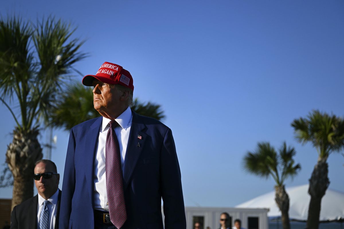 Donald Trump observe le lancement de la fusée Starship de SpaceX à Boca Chica, Texas, le 19 novembre 2024. (Brandon Bell/Pool via AP)