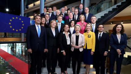 La nouvelle équipe de la Commission européenne autour d'Ursula von der Leyen, le 27 novembre 2024 à Strasbourg (Bas-Rhin). (FREDERICK FLORIN / AFP)