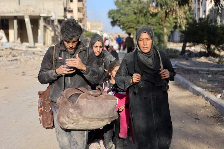 Des Palestiniens déplacés de Beit Lahia au milieu des bombardements israéliens