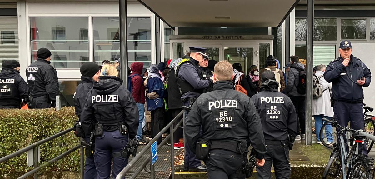 Manifestants pro-palestiniens devant la FU Berlin