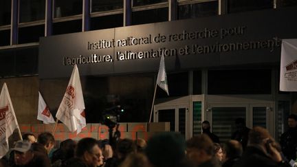 Des agriculteurs ont manifesté devant le siège de l'Inrae dans le 7e arrondissement de Paris, le 28 novembre 2024.