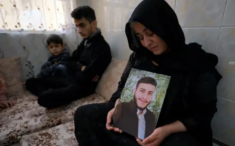 Shukria Badar avec le portrait de son fils