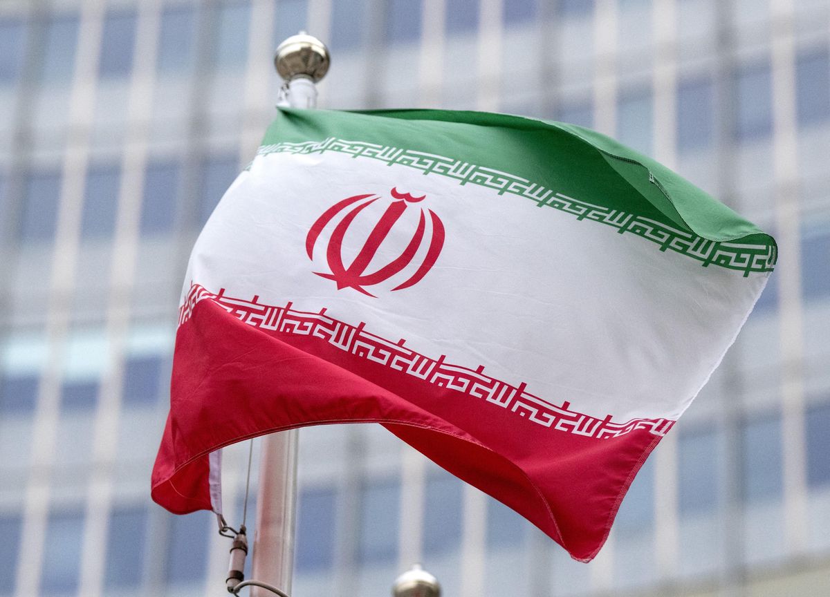 Drapeau de l'Iran agité au vent devant le siège de l'AIEA à Vienne.