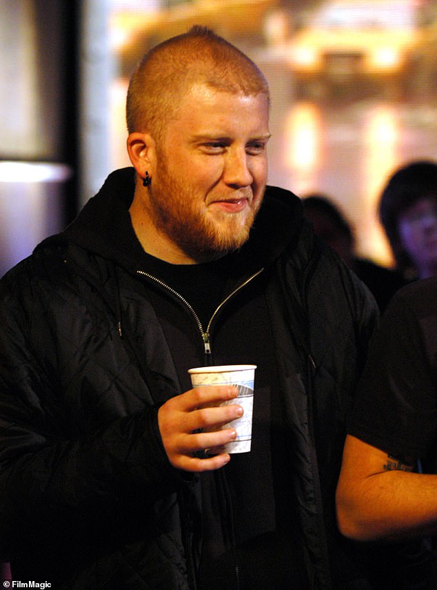 Bob Bryar lors d'une performance en 2004