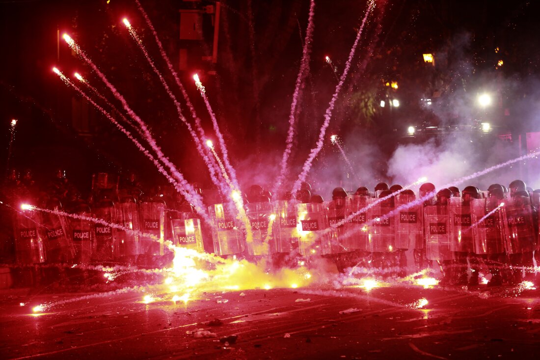 Manifestants utilisant des pétards contre la police à Tbilissi