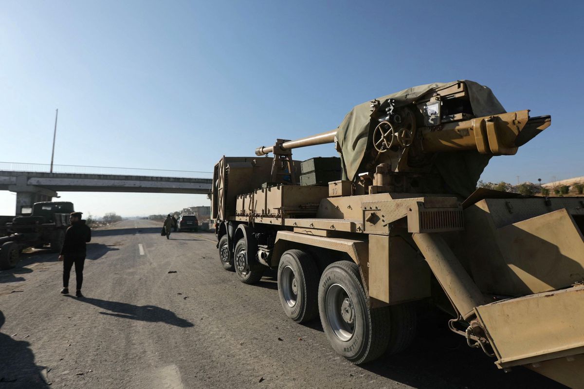 Un camion de l'armée syrienne abandonné sur une autoroute à Morek, qui mène à la province de Hama.