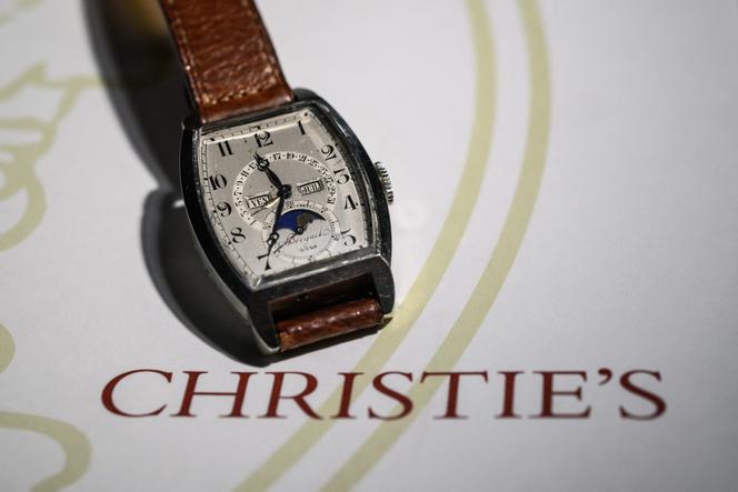 Une montre-bracelet Breguet en or blanc 18 carats à calendrier perpétuel avec date rétrograde et phases de Lune, lors d’une avant-première presse de la maison de vente aux enchères Christie’s, à Genève, le 7 novembre 2024.