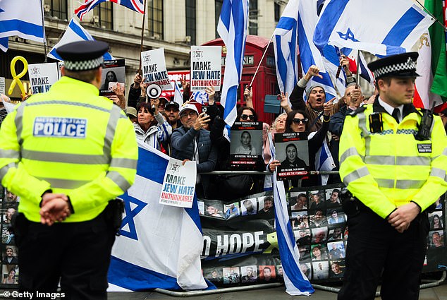 Des contre-manifestants de Stop the Hate se rassemblent sur Coventry Street.