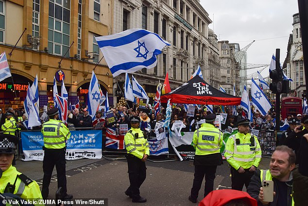 Les contre-manifestants de Stop the Hate.