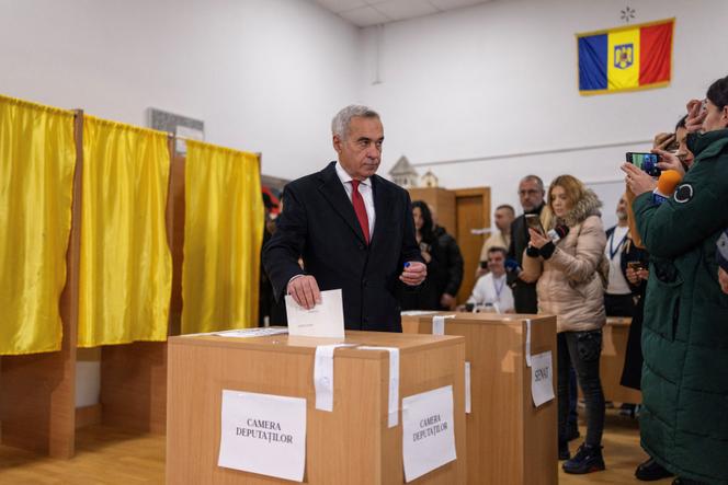 Le candidat indépendant d’extrême droite Calin Georgescu vote lors des élections législatives, à Mogosoaia, en Roumanie, le 1ᵉʳ décembre 2024.