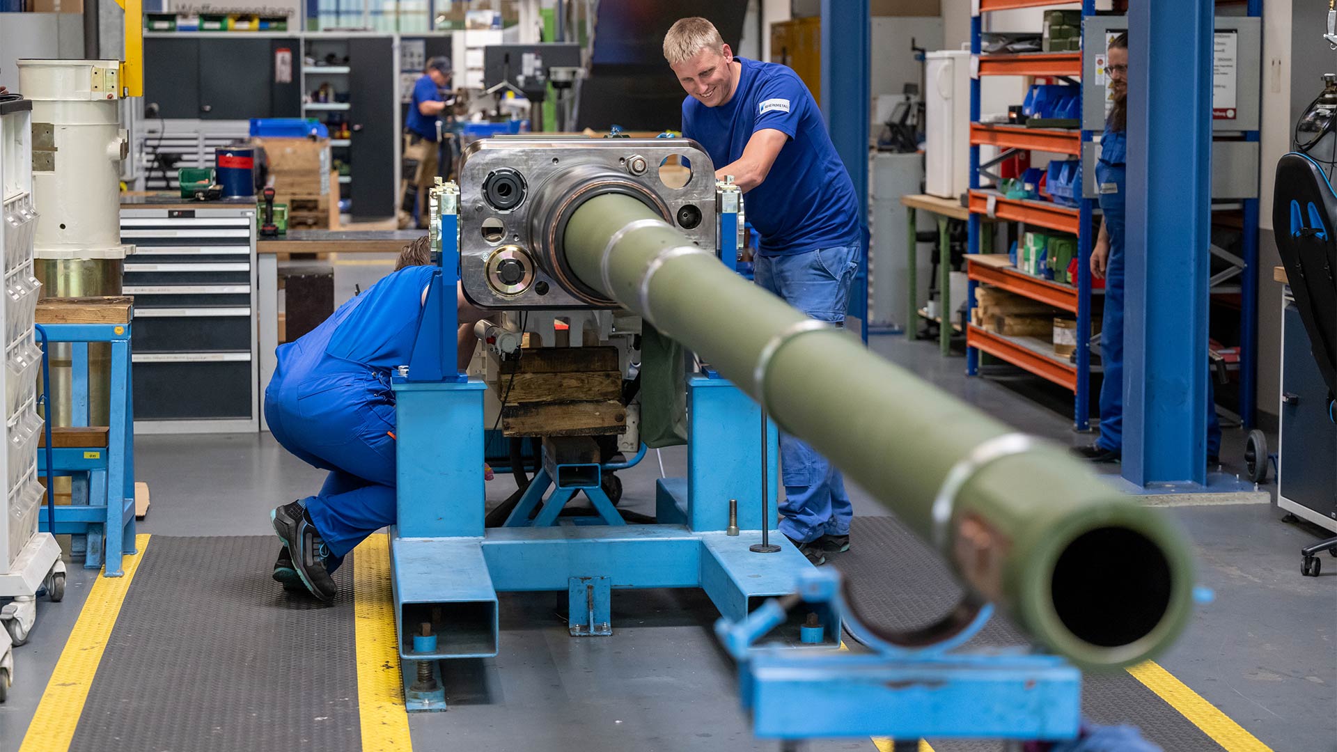 Mitarbeiter bei Rheinmetall arbeiten an einer Kanone für den Kampfpanzer Leopard 2A4