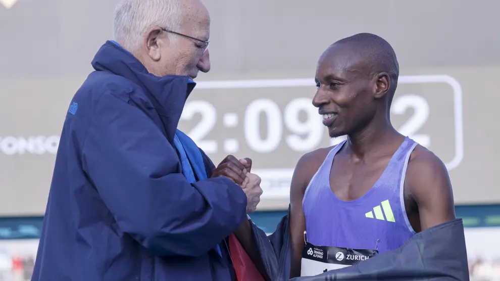 Juan Roig renueva su promesa: el millón de euros se entregaría también en 2025 si hay récord del mundo en el Maratón de Valencia