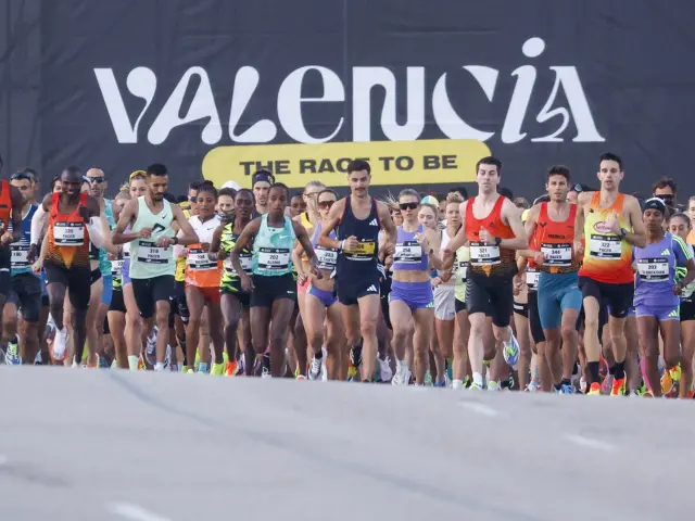 Atletas durante el Maratón de Valencia 2024.