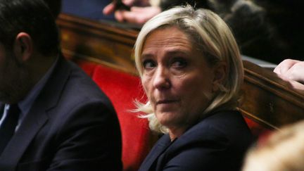 Menace de motion de censure sur le gouvernement Barnier.