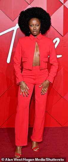 AJ Odudu dans une veste rouge audacieuse