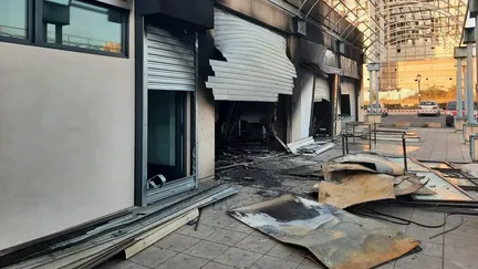 Le bureau de police de Pissevin gravement endommagé par les flammes; (GREGORY JULIAN - FRANCE BLEU - RADIO FRANCE)