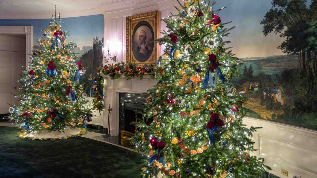 Le salon diplomatique décoré pour les fêtes.